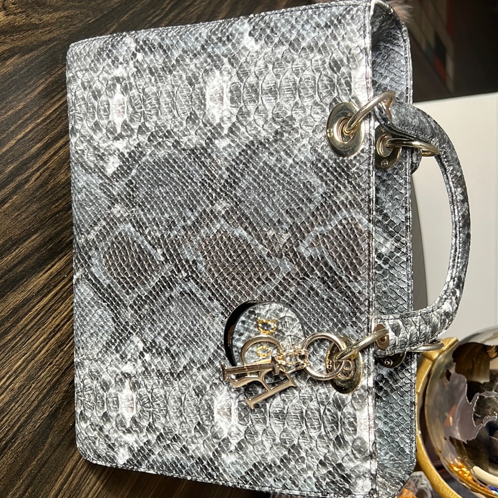 I’m selling handbags